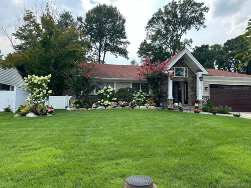 24 Green Dr, Roslyn, NY, 11576-3218 | Card Image