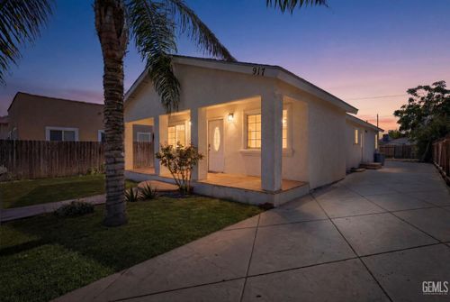 917 P St, Bakersfield, CA, 93304-1528 | Card Image