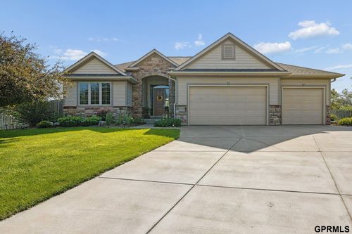 9733 Andre Circle, Lincoln, NE, 68526 | Card Image
