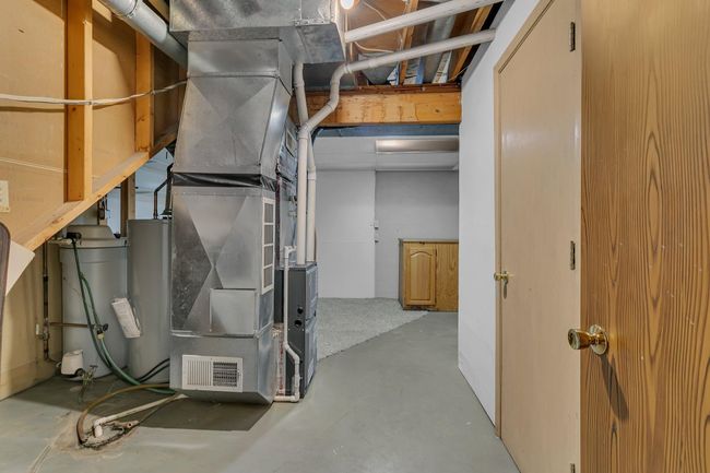 Newer Furnace (2019) & Water Heater (2022) | Image 25