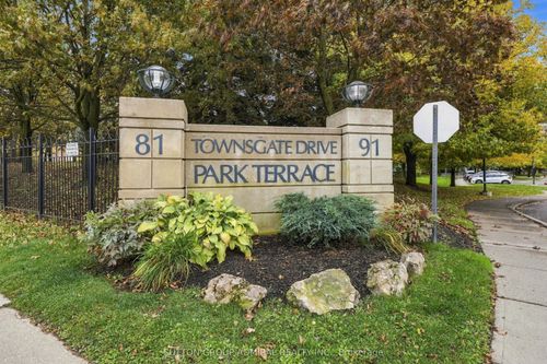 211-81 Townsgate Dr, Thornhill, ON, L4J8E6 | Card Image