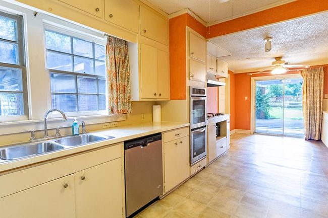 1001 W Walnut St, House other with 3 bedrooms, 3 bathrooms and 4 parking in Coleman TX | Image 16