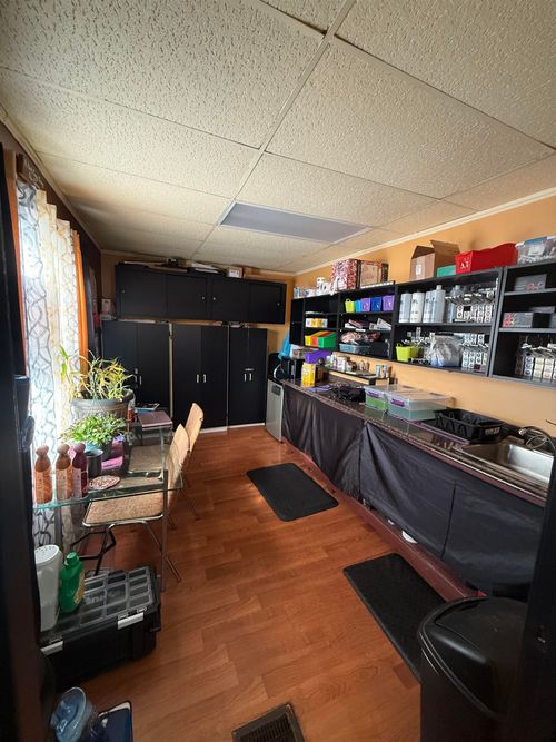 ret-516 Mammoth Rd, Londonderry, NH, 03053-2119 | Card Image