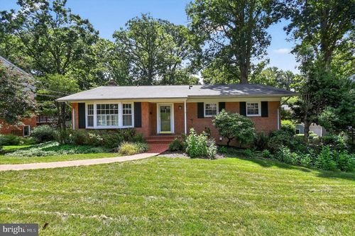 8233 Stonewall Dr, VIENNA, VA, 22180-6947 | Card Image