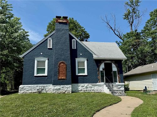 2416 E 70th St, Kansas City, MO, 64132-1561 | Card Image