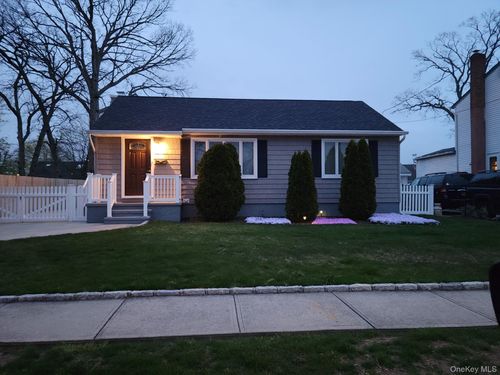 89 Parliament Pl, Babylon, NY, 11703-3318 | Card Image
