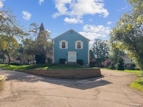 1319 Wagon Wheel Ln, Rochester Hills, MI, 48306-4251 | Card Image