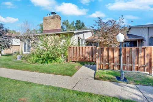 111 Willow Way, Waterford, MI, 48328-2949 | Card Image