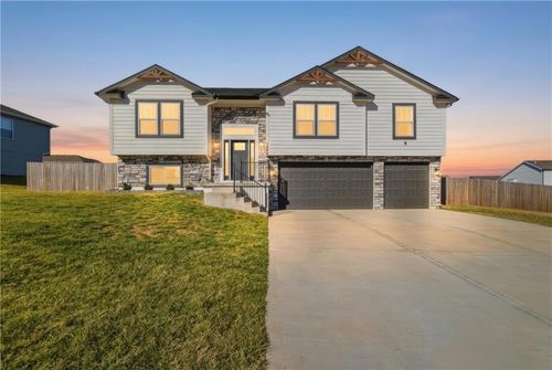 1002 3rd St, Oak Grove, MO, 64075-8613 | Card Image