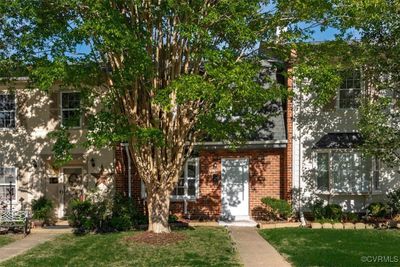 View of front of property with a front lawn | Image 1