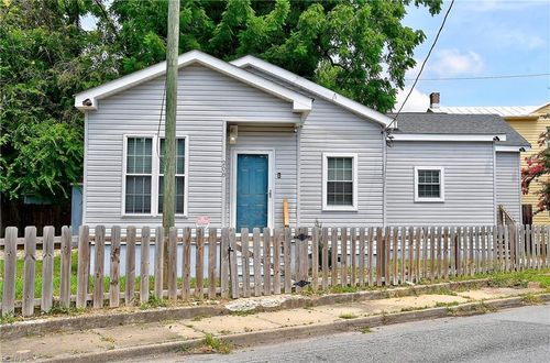 208 Gilmerton Ave, Portsmouth, VA, 23704-5624 | Card Image