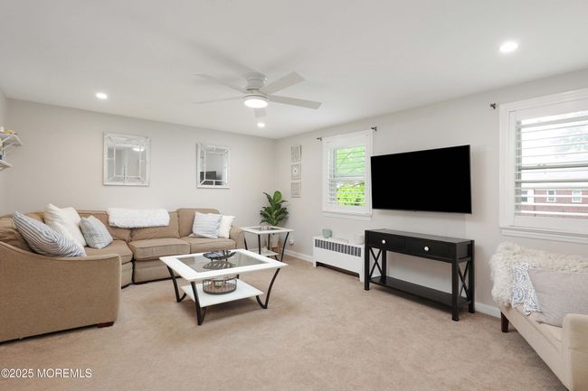 131 Manor Dr, Condo with 2 bedrooms, 1 bathrooms and 1 parking in Red Bank NJ | Image 4