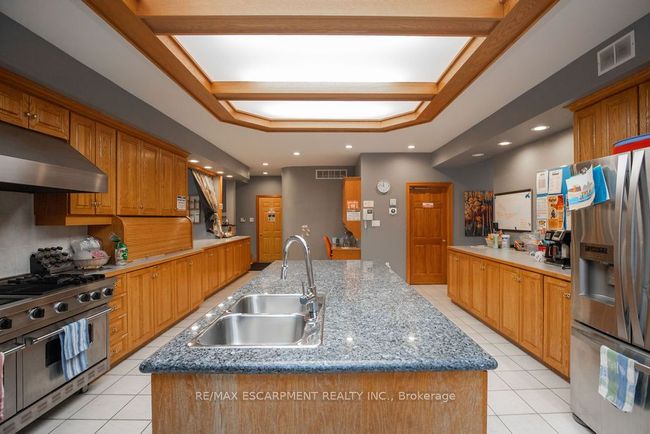 144 Wilson St E, Home with 0 bedrooms, 4 bathrooms and 24 parking in Ancaster ON | Image 14