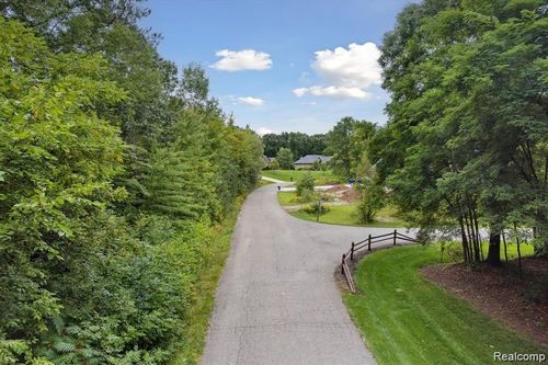 225 Great Pines Dr, Oxford, MI, 48371-3458 | Card Image