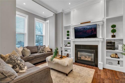 394 Woolwich St, Guelph, ON, N1H3W7 | Card Image