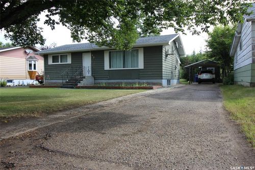 656 4th St W, House with 4 bedrooms, 2 bathrooms and 3 parking in Shaunavon SK | Card Image