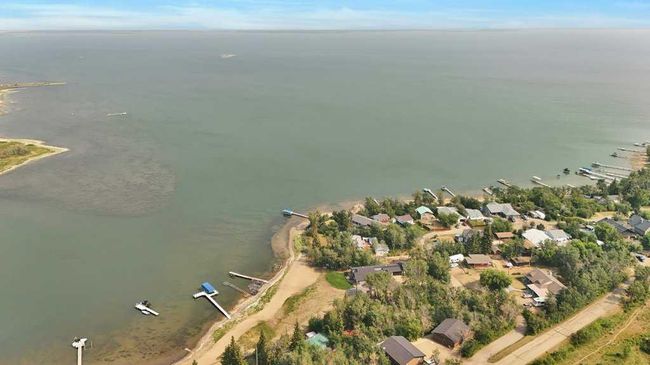 34 Beach St E, House other with 3 bedrooms, 2 bathrooms and 2 parking in Rochon Sands AB | Image 33