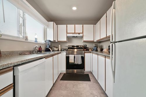 201-918 Roderick Ave, Coquitlam, BC, V3K1R1 | Card Image