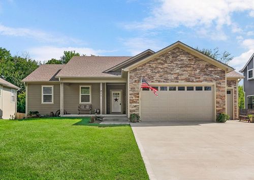 211 Hillside Dr, Baldwin City, KS, 66006-7000 | Card Image