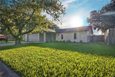 6001 Grassmere Drive, House other with 3 bedrooms, 2 bathrooms and 4 parking in Corpus Christi TX | Image 3