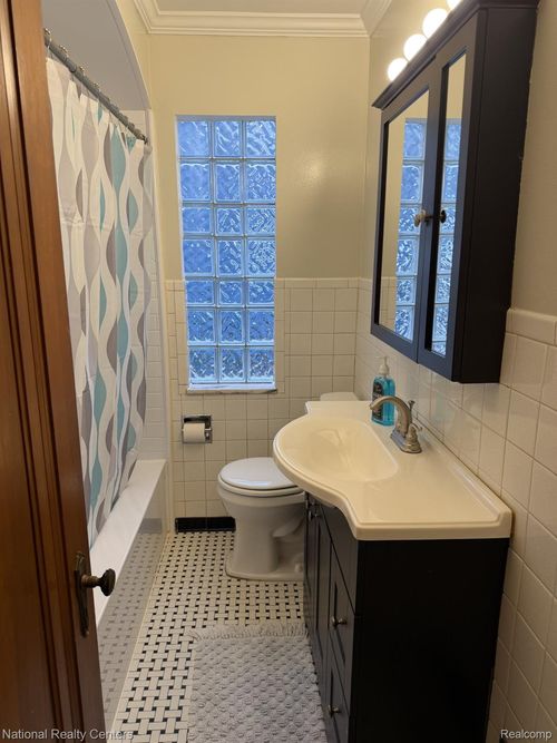 2235 Geneva St, Dearborn, MI, 48124-2581 | Card Image