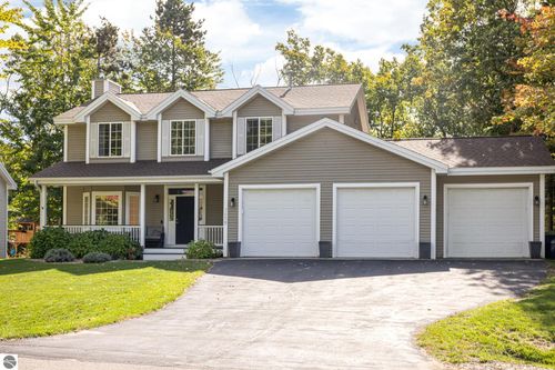 3658 Oxford Dr, Traverse City, MI, 49686-8254 | Card Image