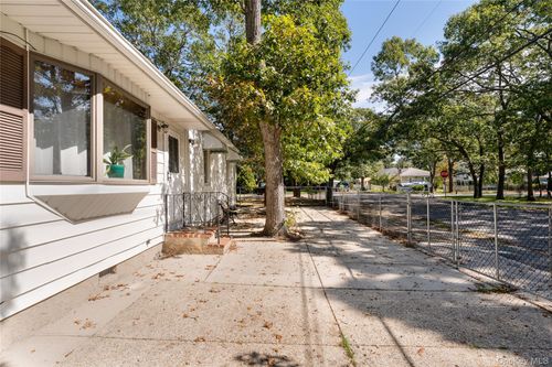 16 Daisy Pl, Selden, NY, 11784-3126 | Card Image