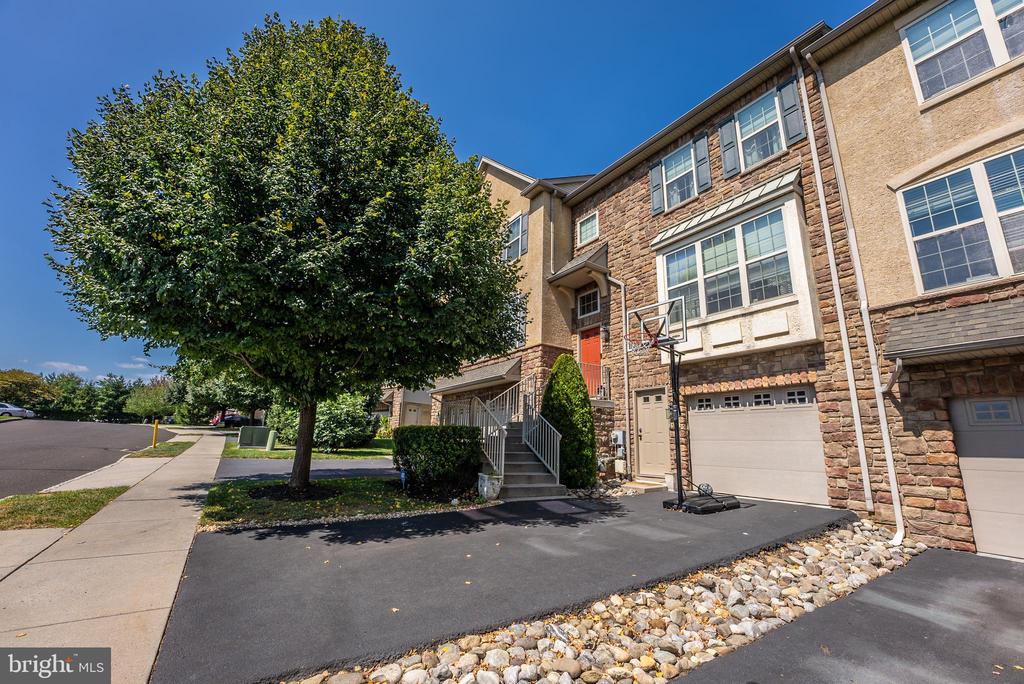Lilly Dr, Feasterville Trevose, PA 19053