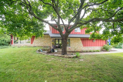 833 Crestview Dr, West Bend, WI, 53095-4625 | Card Image