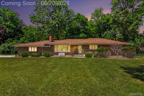 27682 Wellington St, Farmington Hills, MI, 48334-3253 | Card Image