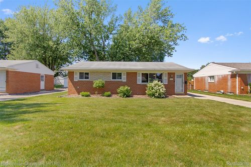 8439 Doncaster Dr, Sterling Heights, MI, 48312-1105 | Card Image