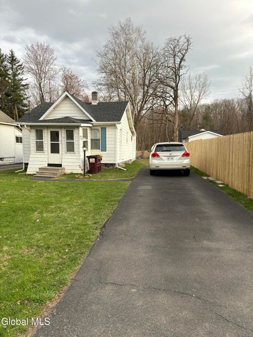 38 Morris Rd, Schenectady, NY, 12304-4586 | Card Image