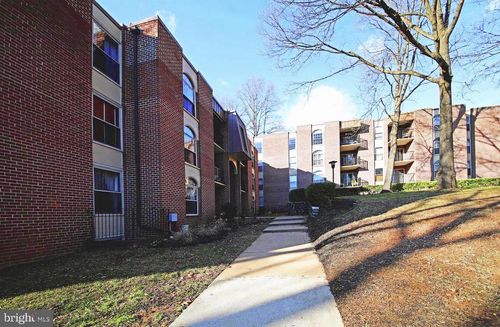 32-3318 Woodburn Village Dr, ANNANDALE, VA, 22003-6858 | Card Image
