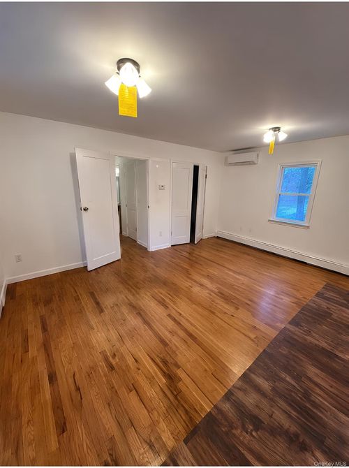 21 Walnut Ave, Stony Brook, NY, 11790-1752 | Card Image