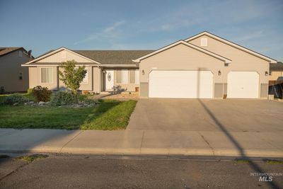 1427 Ne Cinder Loop, House other with 4 bedrooms, 2 bathrooms and 3 parking in Mountain Home ID | Image 2