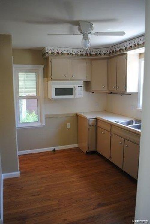 23060 Rosewood St, Oak Park, MI, 48237-2230 | Card Image