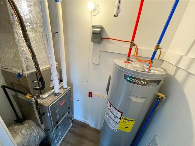 The unit has its own heating/cooling system | Image 8