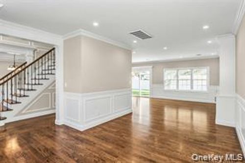 9 Briggs St, Hicksville, NY, 11801-2109 | Card Image