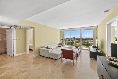 1104 - 650 West Ave, Condo with 2 bedrooms, 2 bathrooms and null parking in Miami Beach FL | Image 2