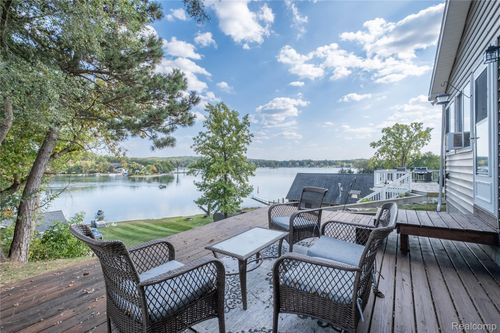 10446 Runyan Lake Rd, Fenton, MI, 48430-2446 | Card Image