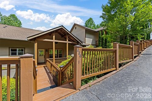 226 Sawgrass Dr, Whittier, NC, 28789-4517 | Card Image