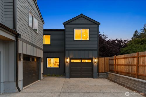 b-811 Ne 125th St, Seattle, WA, 98125-3922 | Card Image