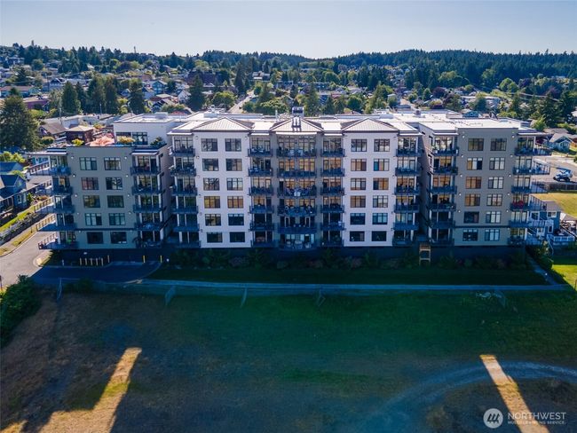 The Commencement, so close to shopping, restaurants and more. | Image 24
