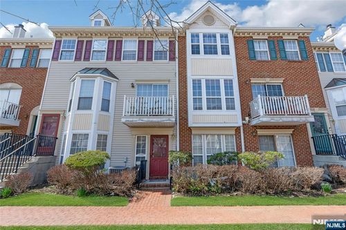 32 Cedar St, Jersey City, NJ, 07305-4861 | Card Image
