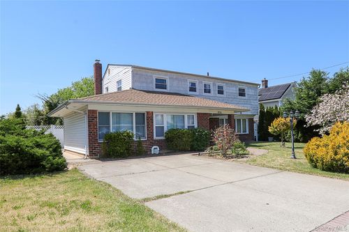 874 Seamans Neck Seamans Neck Rd, Seaford, NY, 11783-1228 | Card Image