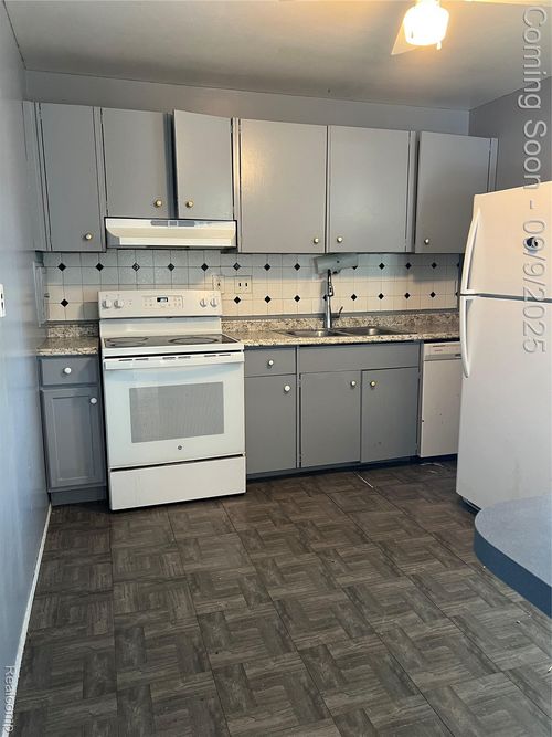 apt-218-22116 Dante St, Oak Park, MI, 48237-2836 | Card Image