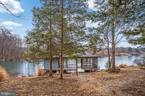 3900 Water Front Ct, BUMPASS, VA, 23024-8911 | Card Image