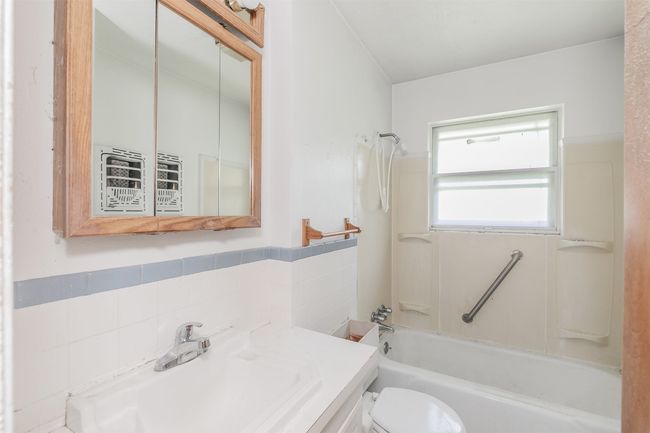Bathroom with bathing tub / shower combination and vanity | Image 21