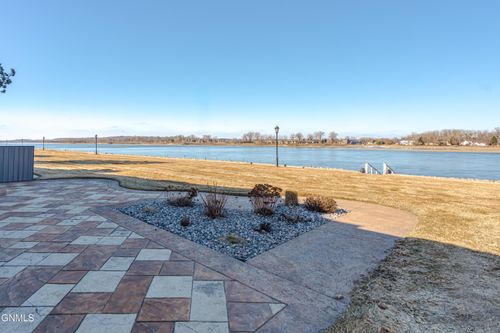 924 Southport Loop, Bismarck, ND, 58504-7089 | Card Image