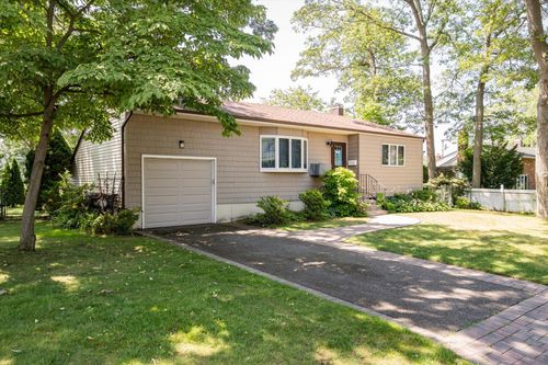 12 46th St, Islip, NY, 11751-1704 | Card Image